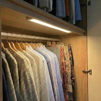 LED-lampa med Rörelsesensor - Uppladdningsbar, Monteras utan Borrning